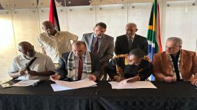 السوداني يوقع اتفاقية تعاون مع نظيره   نبوخان الأمين العام للرابطة الوطنية للكتاب في جنوب أفريقيا 